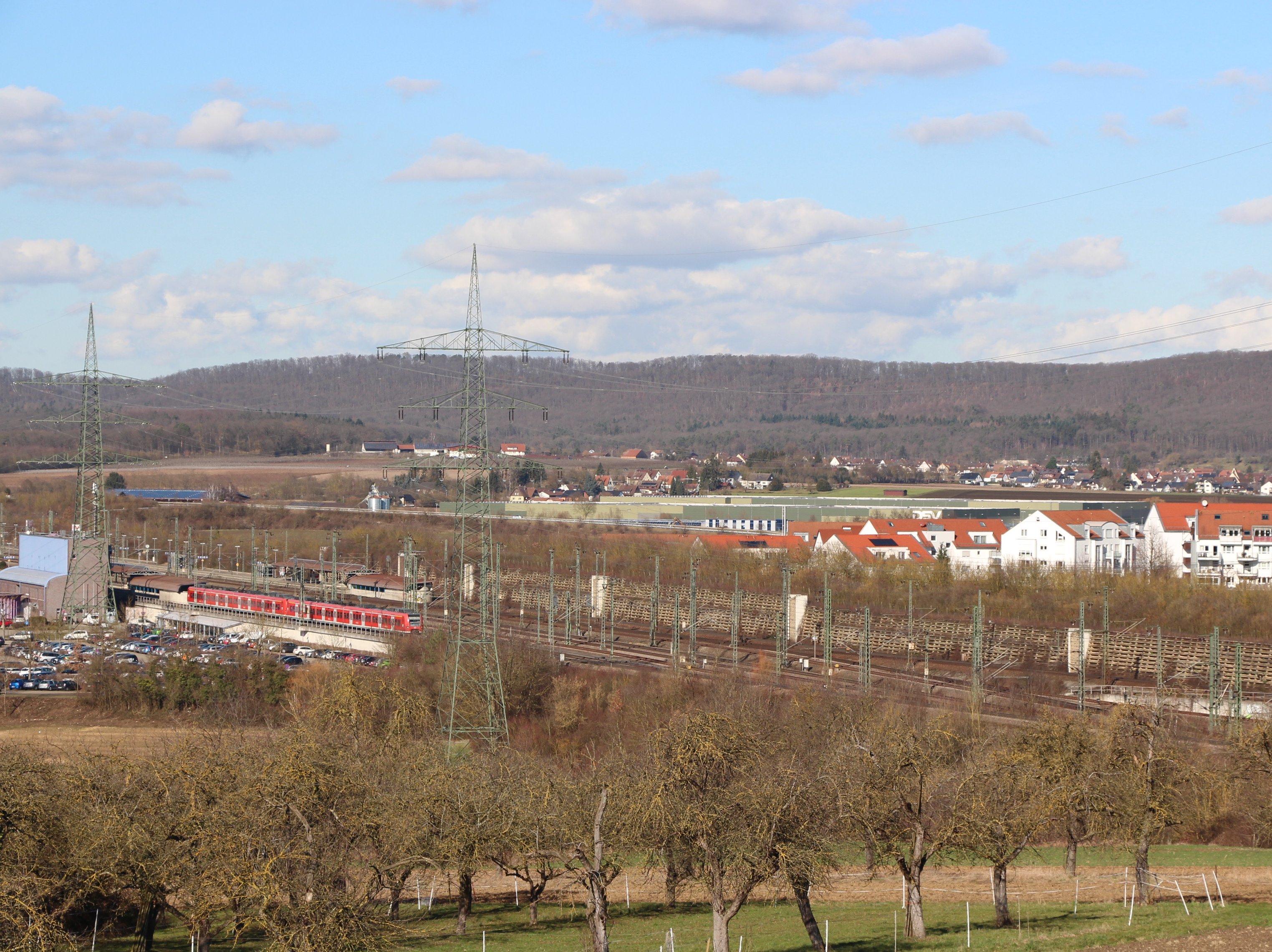 Blick über den ICE-Bahnhof nach Kleinglattbach