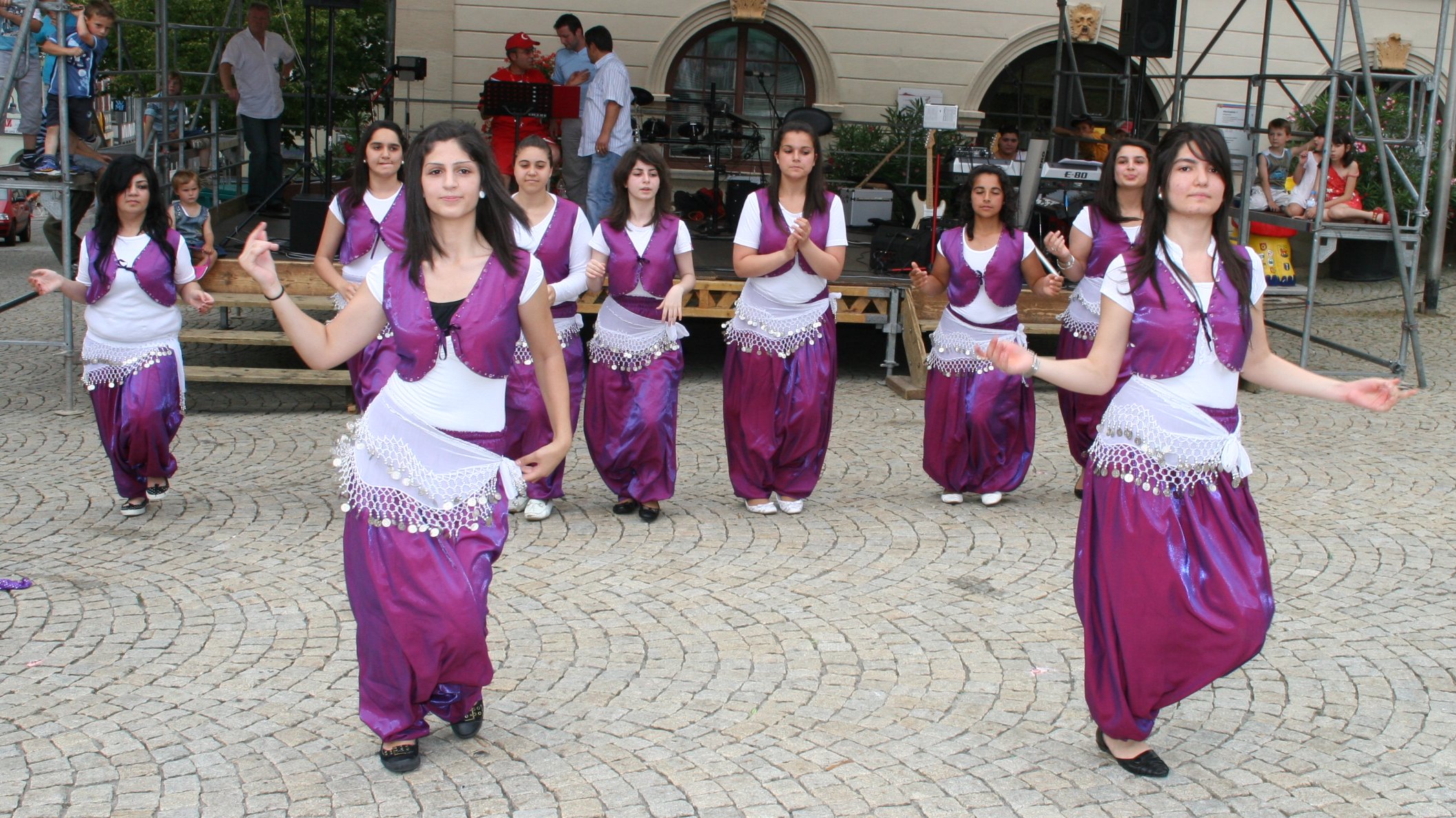 Tanzgruppe beim Fest der internationalen Begegnung