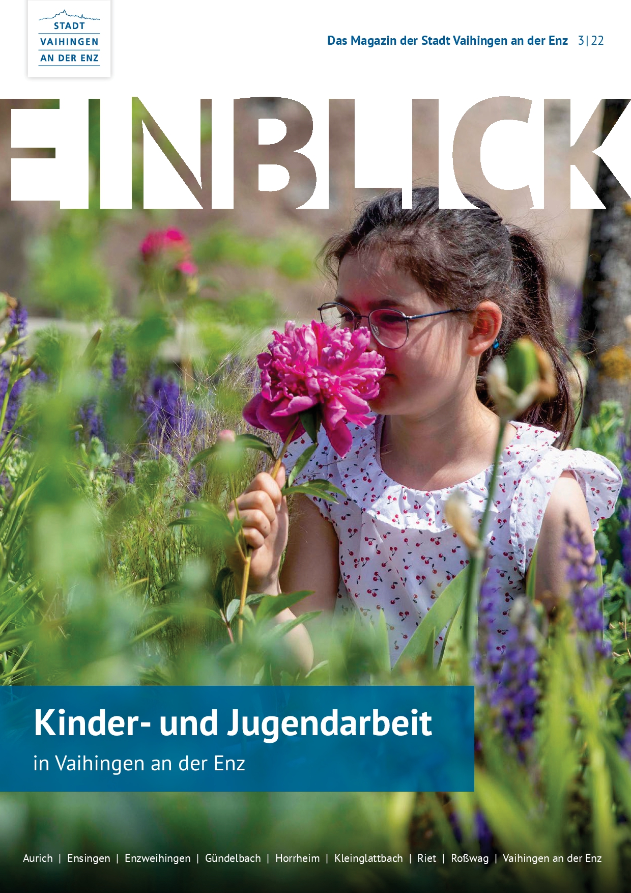 Cover des Einblicks, auf dem ein Mädchen an deiner Blume riecht