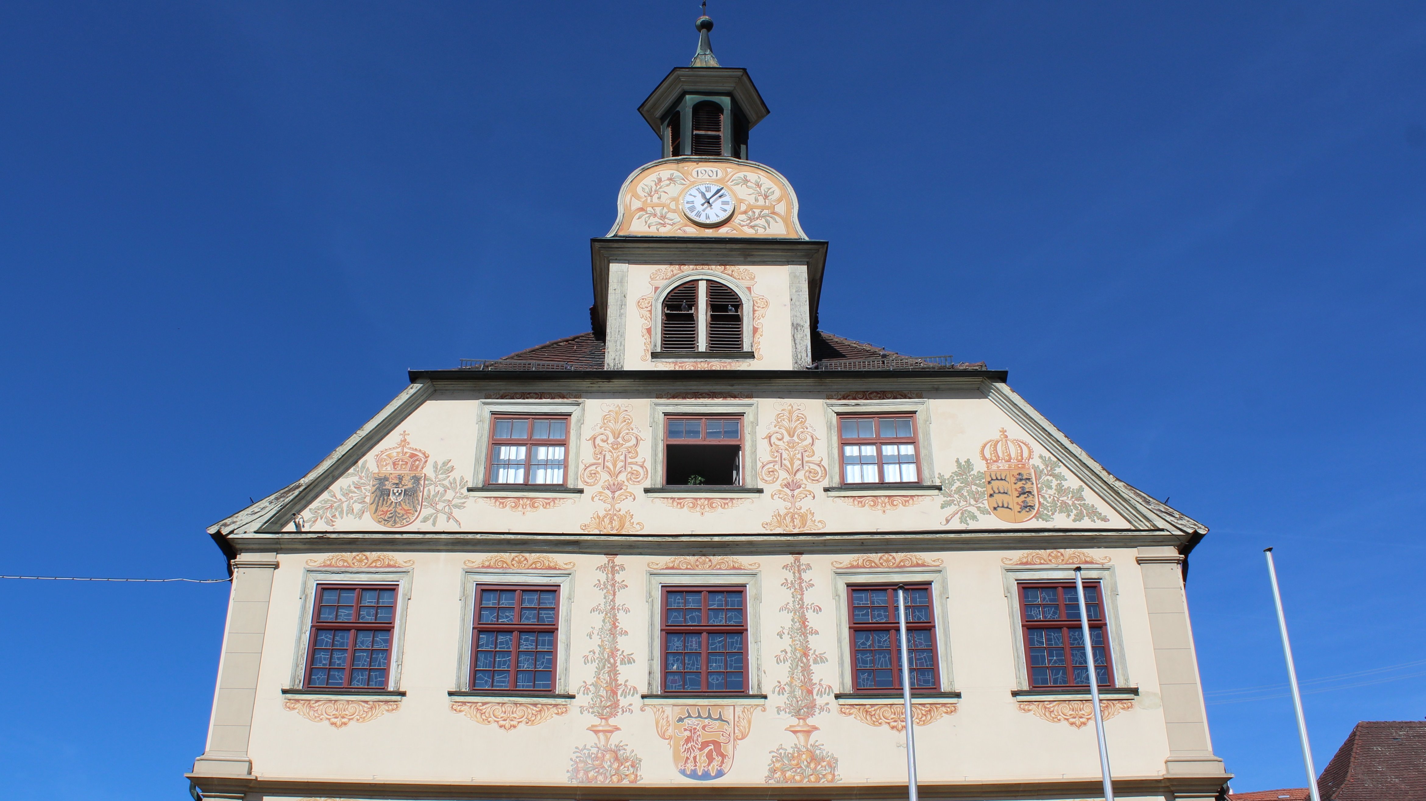 Rathaus Vaihingen Fassade vor blauem Himmel