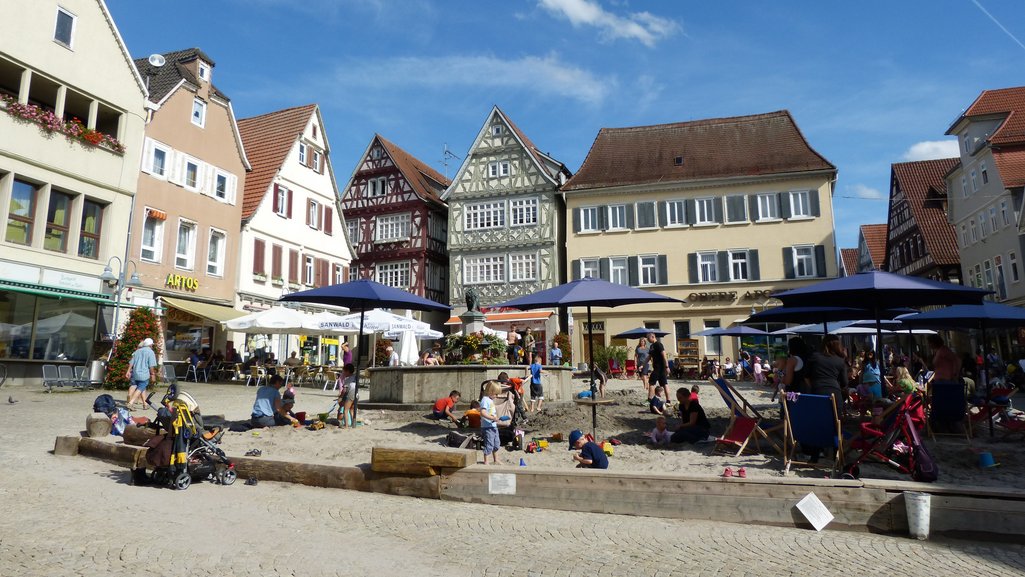 Auf dem Vaihinger Marktplatz sind Sand und Sonnenschirme aufgebaut